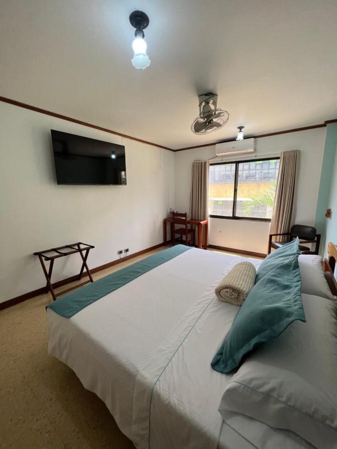 Hotel Caucasia Buitenkant foto