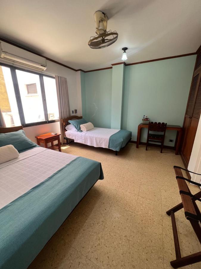 Hotel Caucasia Buitenkant foto