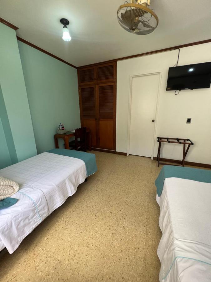 Hotel Caucasia Buitenkant foto