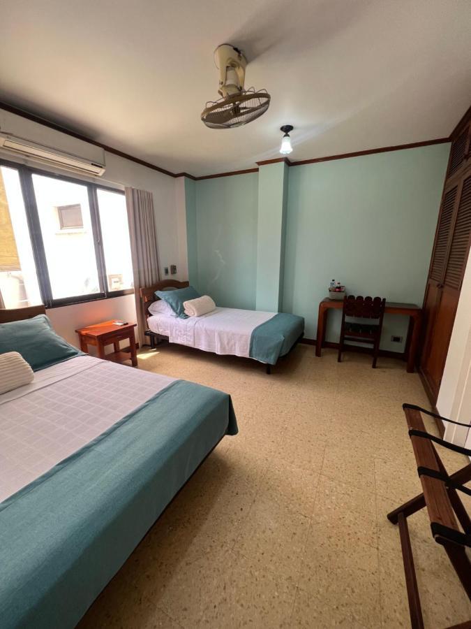 Hotel Caucasia Buitenkant foto