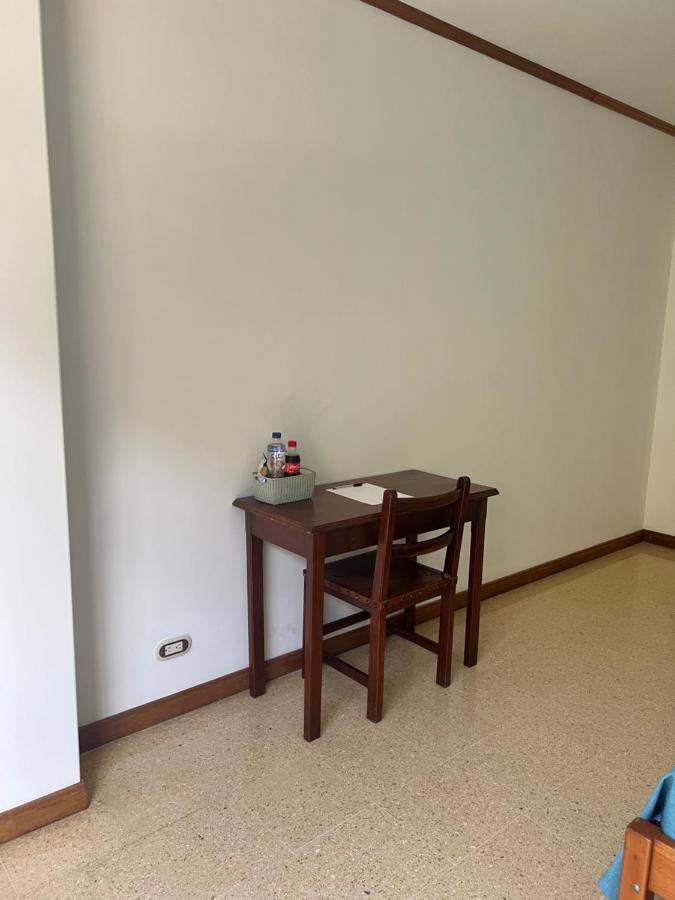 Hotel Caucasia Buitenkant foto