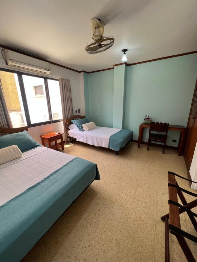 Hotel Caucasia Buitenkant foto
